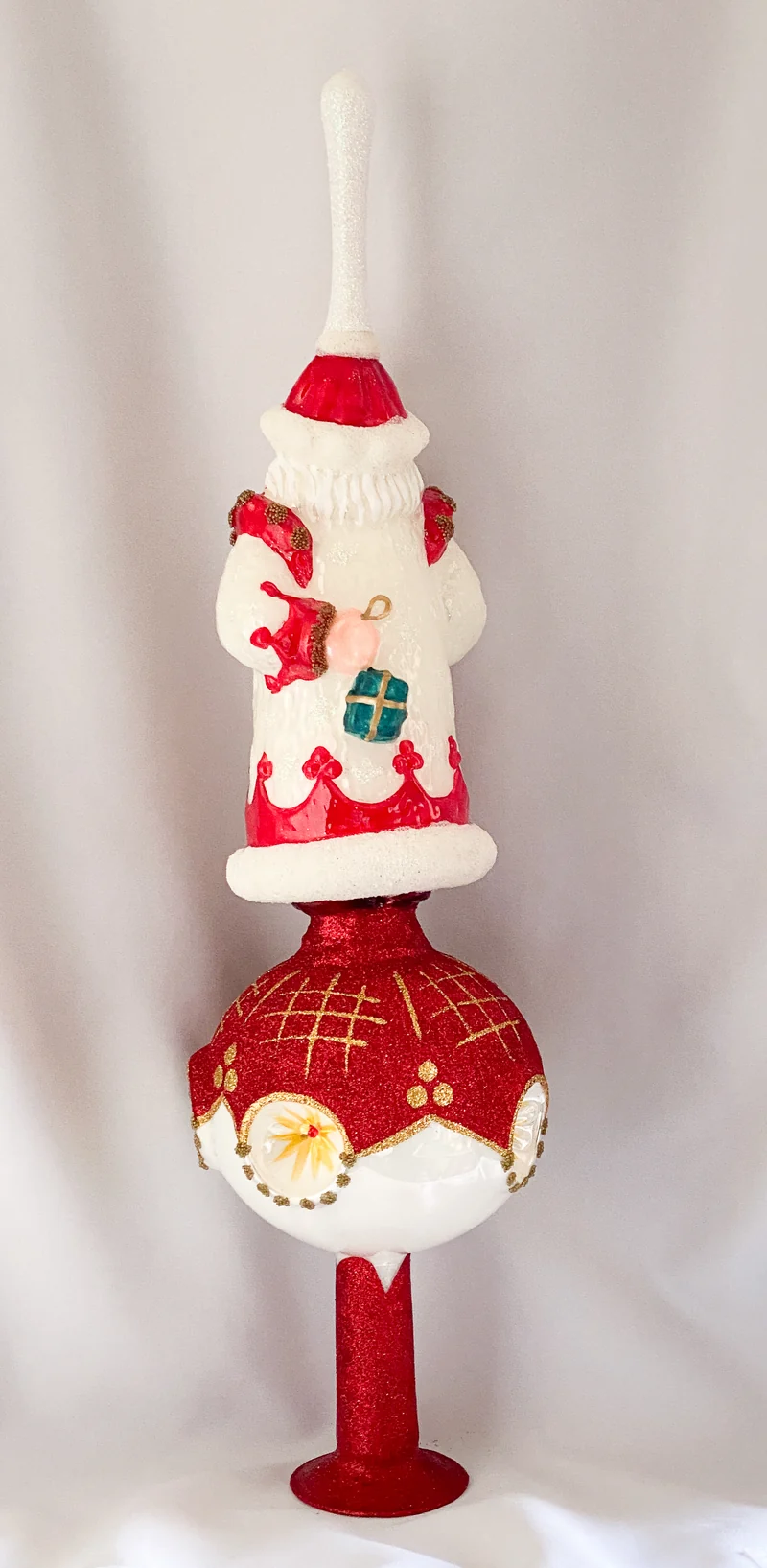 Spitze Weihnachtsmann im weissen Mantel