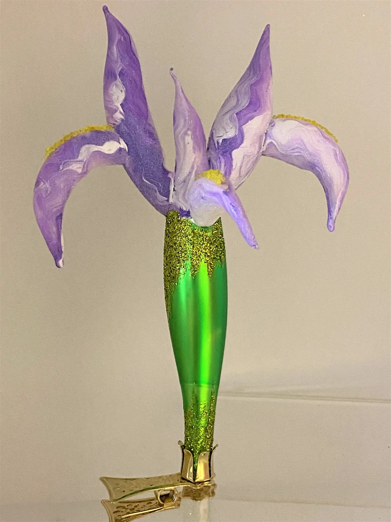 Lilafarbene Iris auf Clip