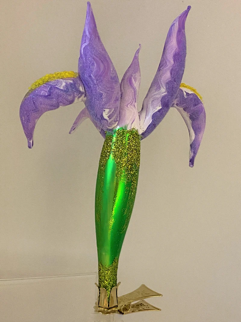 Lilafarbene Iris auf Clip