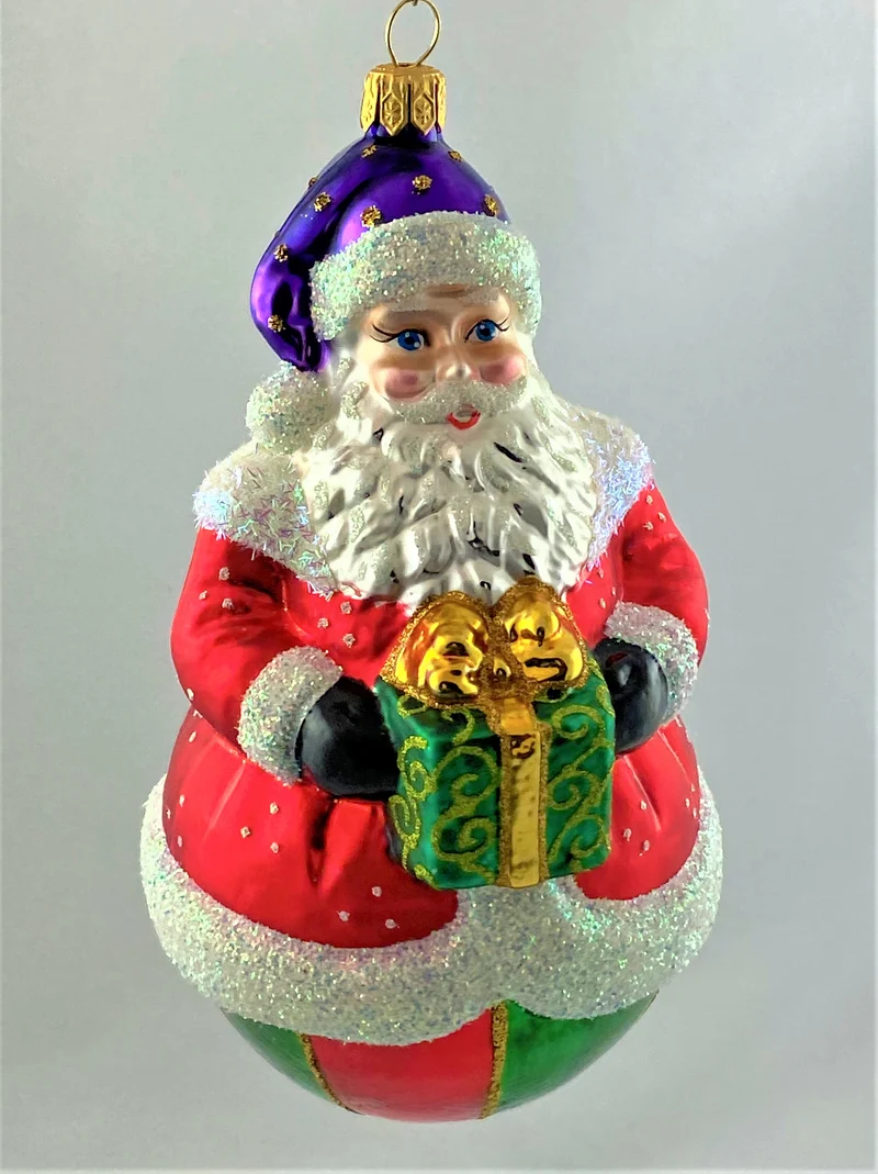 Weihnachtsmann auf rot-grün gestreifter Kugel