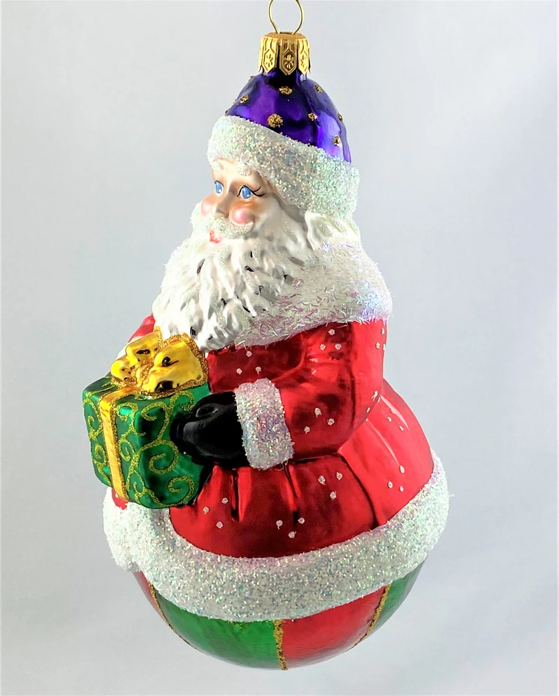 Weihnachtsmann auf rot-grün gestreifter Kugel
