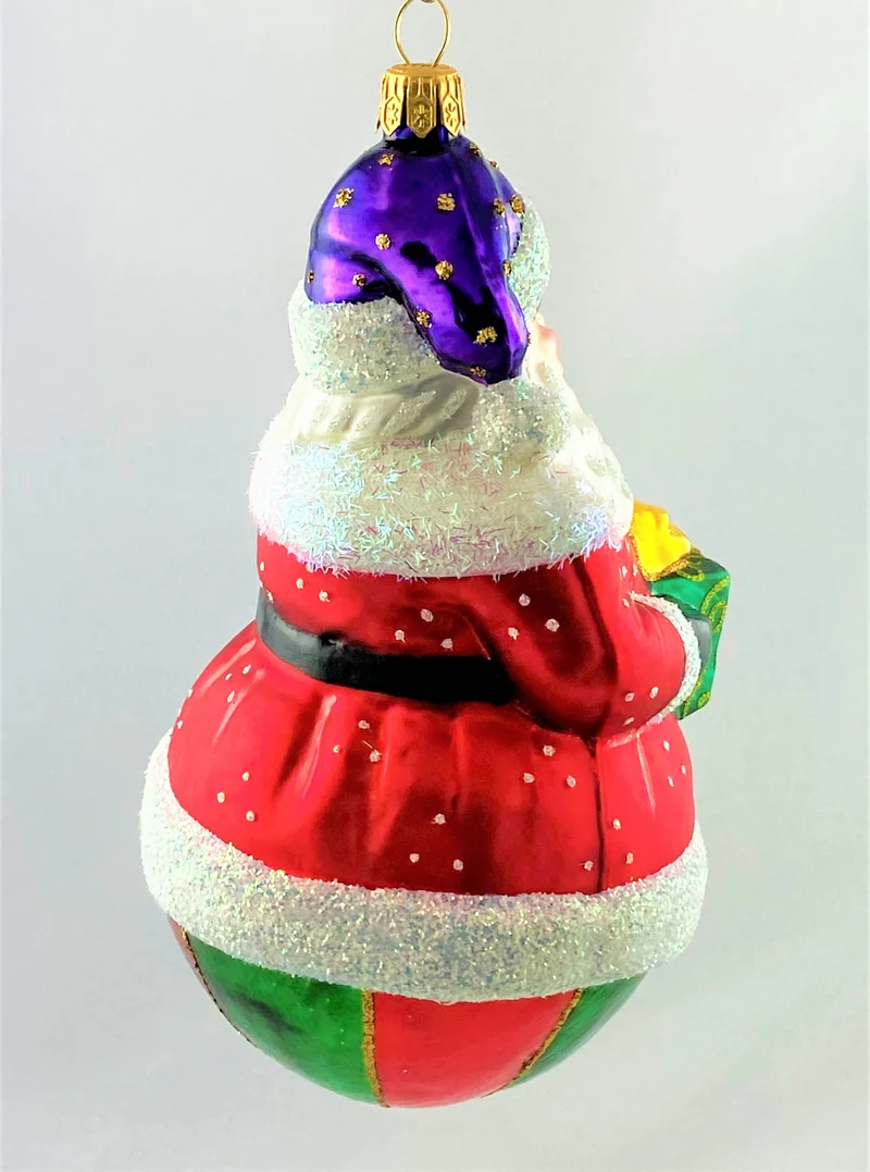 Weihnachtsmann auf rot-grün gestreifter Kugel