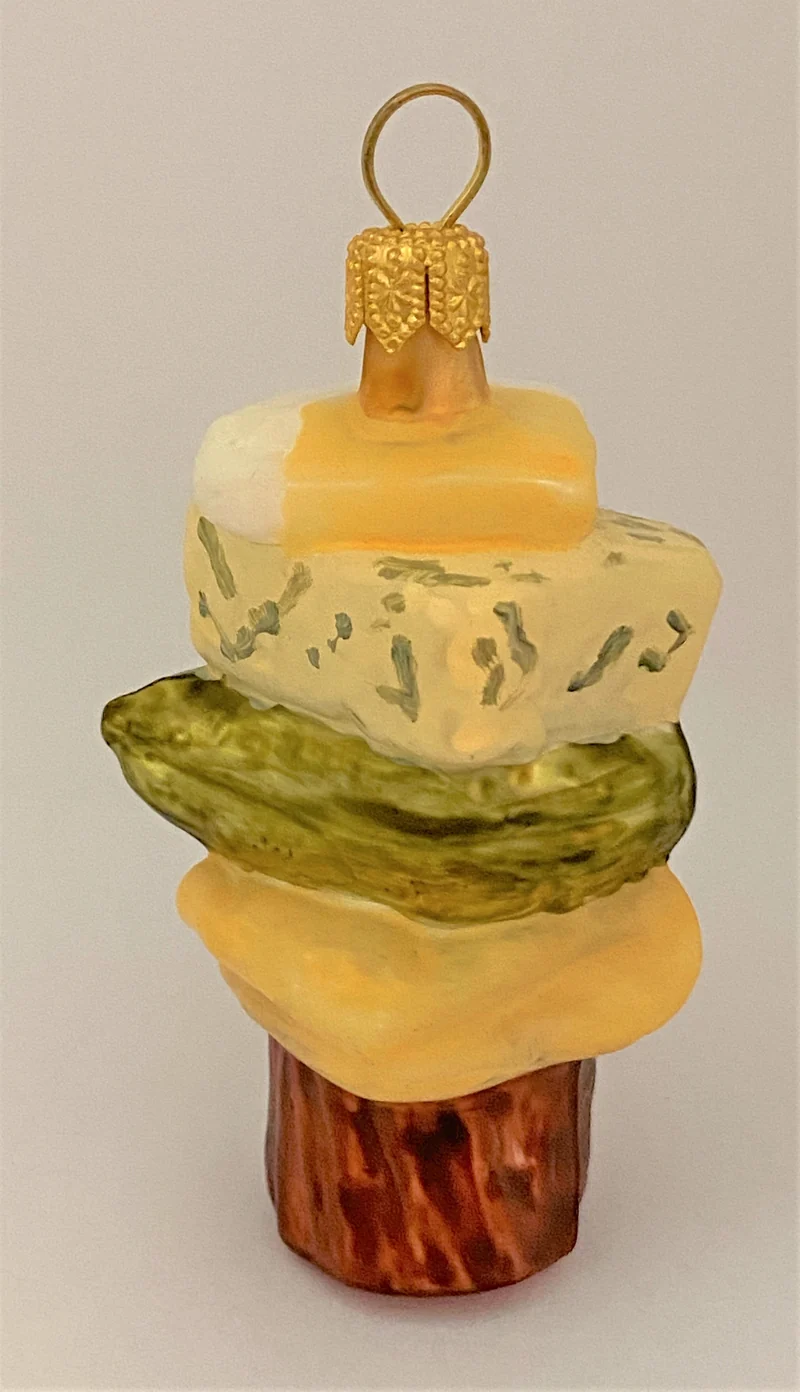 Häppchen mit Ei und Cornichon