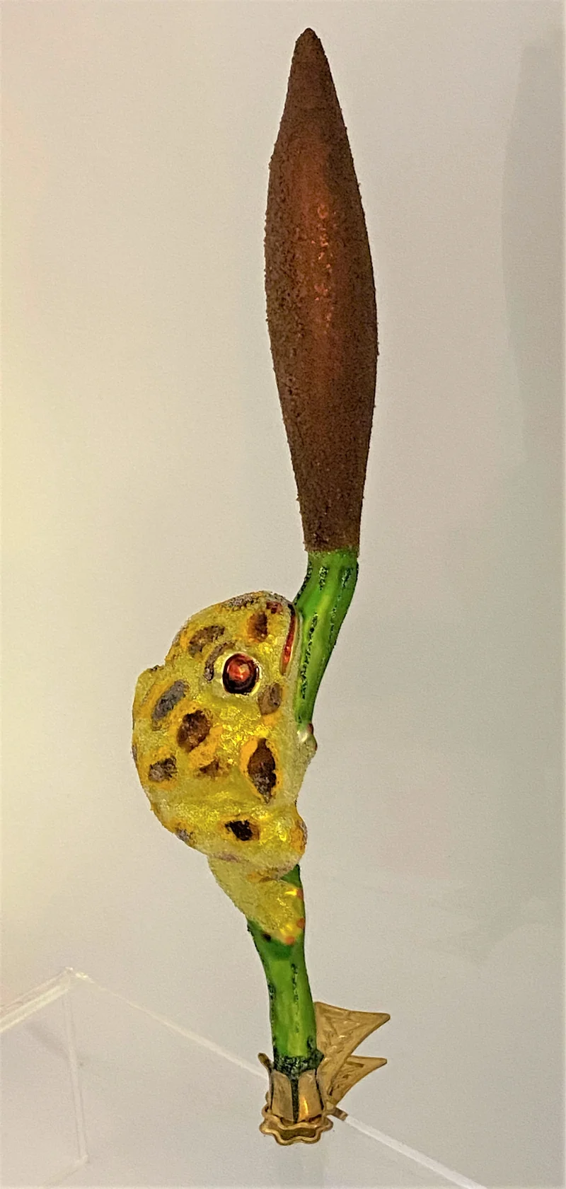 Getupfter Frosch klettert am Rohrschilf