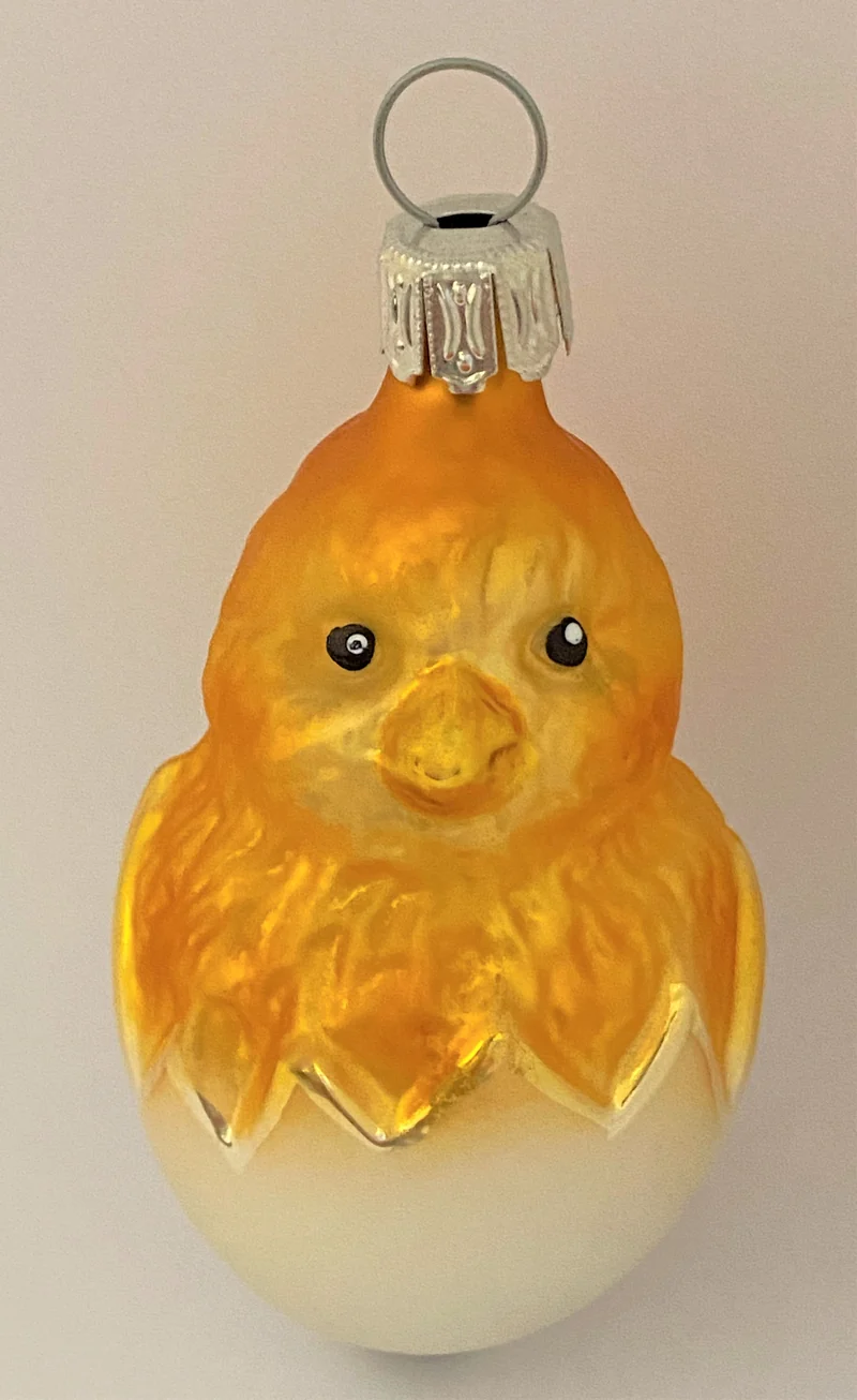 Osterküken schlüpft aus dem Ei