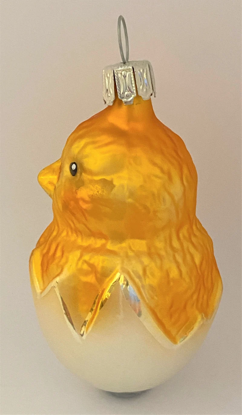 Osterküken schlüpft aus dem Ei
