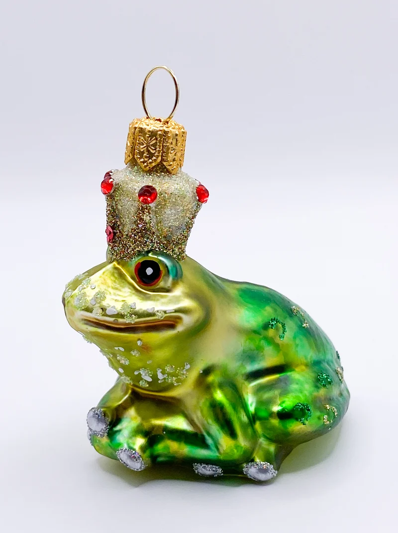Froschkönig mit roten Schmucksteinen in der Krone