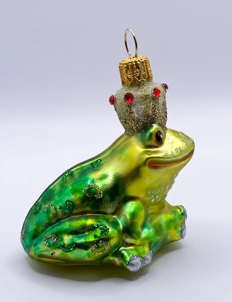 Froschkönig mit roten Schmucksteinen in der Krone