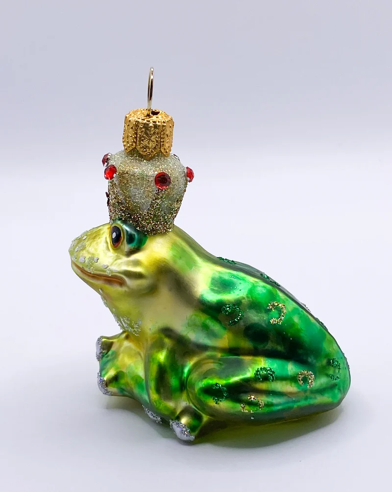 Froschkönig mit roten Schmucksteinen in der Krone