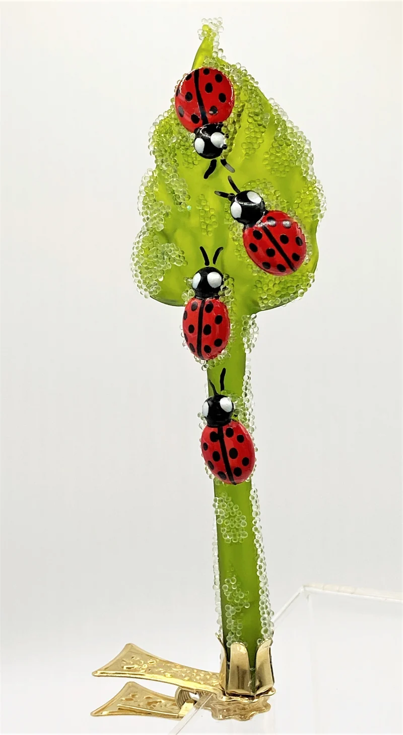 Marienkäferchen krabbeln am Blatt, Glücks-Käfer