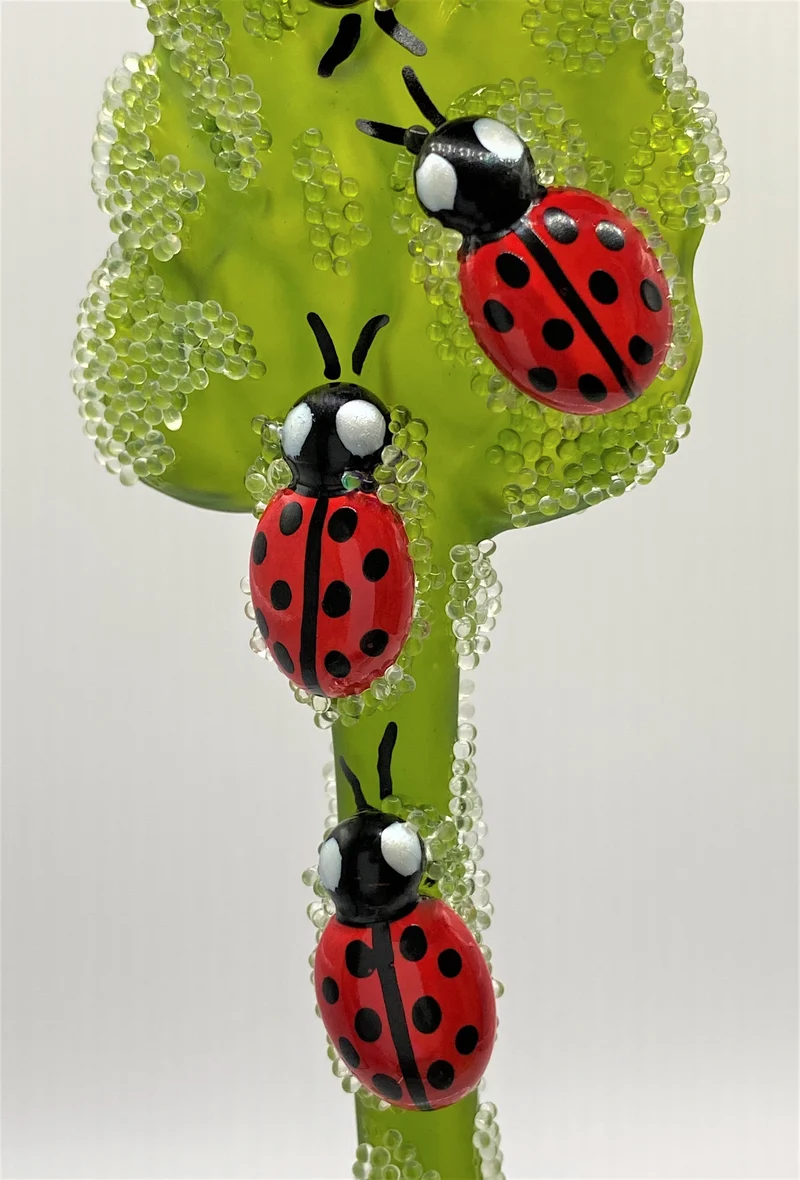 Marienkäferchen krabbeln am Blatt, Glücks-Käfer