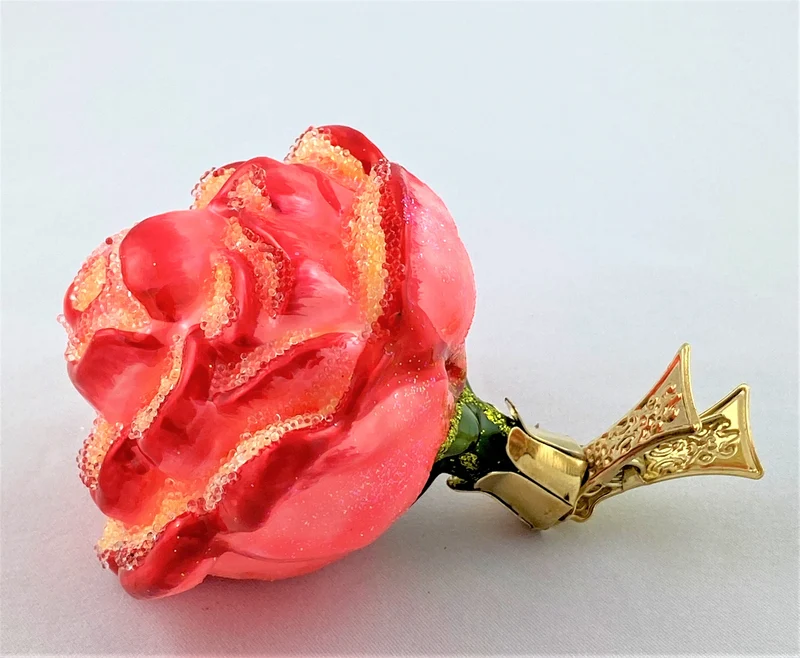 Roter Rosen-Blütenkopf auf Clip