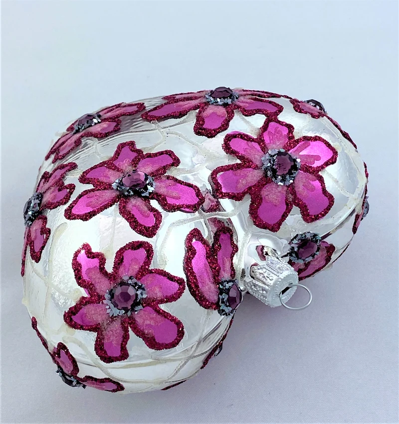 Silbernes Herz mit pinken Blüten