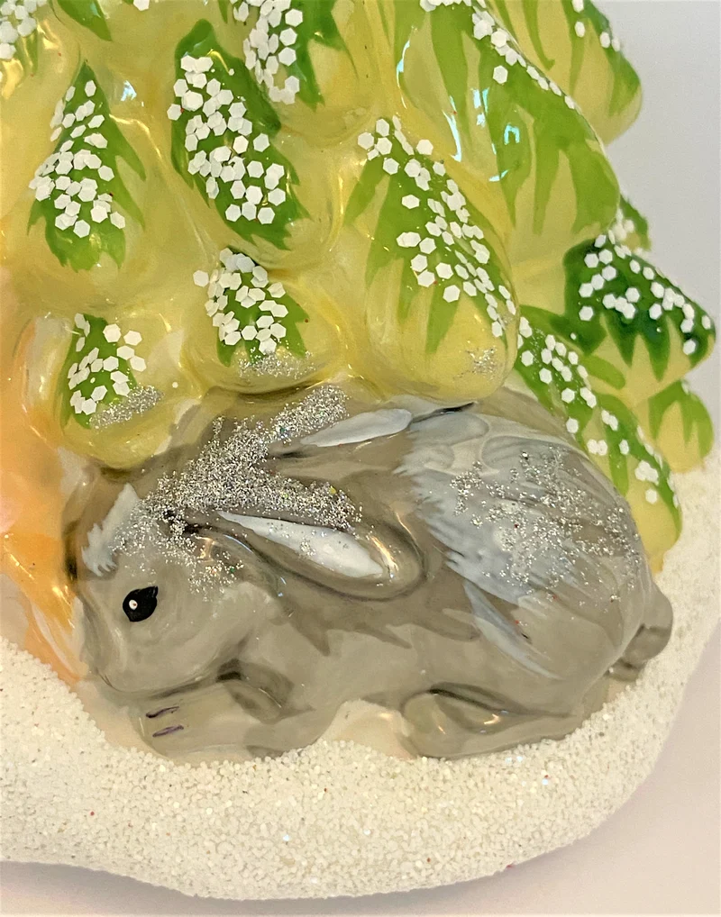 Reh und Hase schlafen unter der verschneiten Tanne