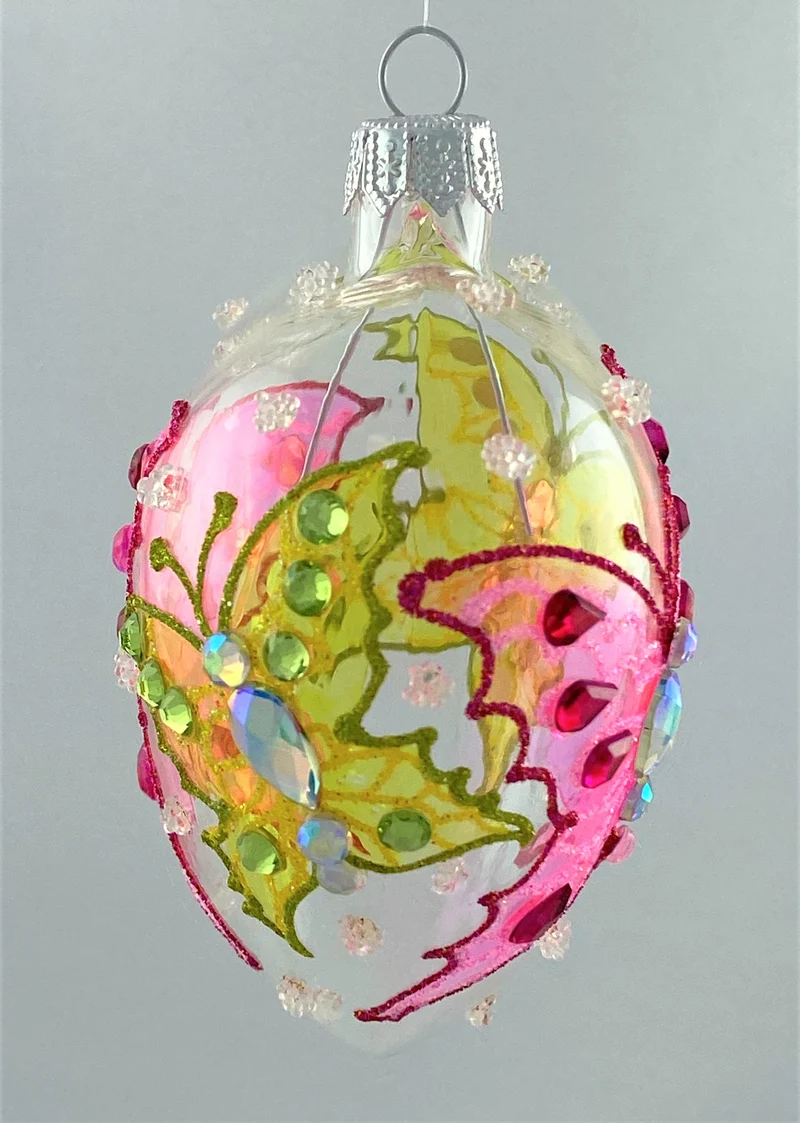 Transparentes Herz mit grünem und rosa Schmetterling