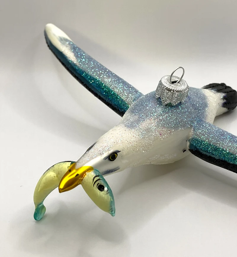 Grosse Möwe mit Fisch im Schnabel