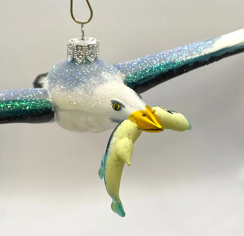 Grosse Möwe mit Fisch im Schnabel