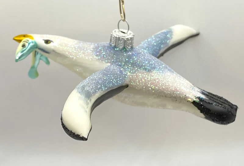 Grosse Möwe mit Fisch im Schnabel