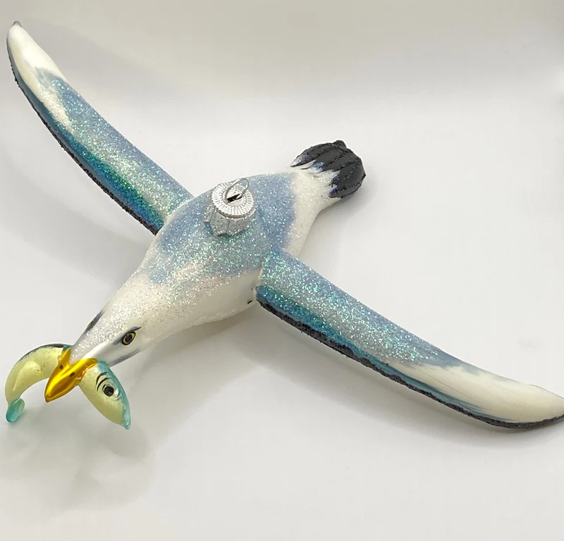 Grosse Möwe mit Fisch im Schnabel
