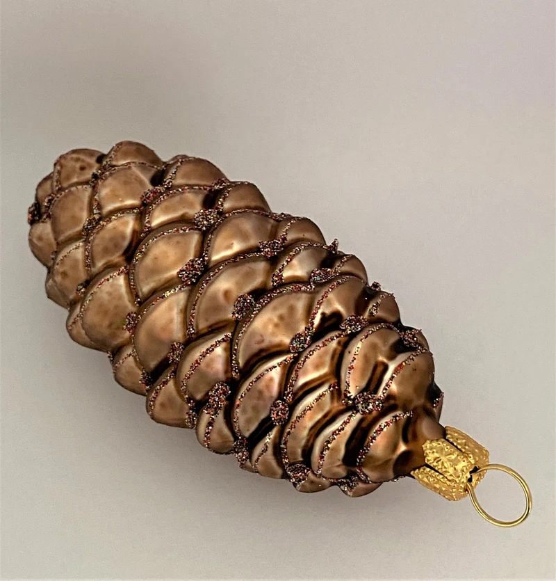 Brauner Zapfen mit rostrotem Glitzer