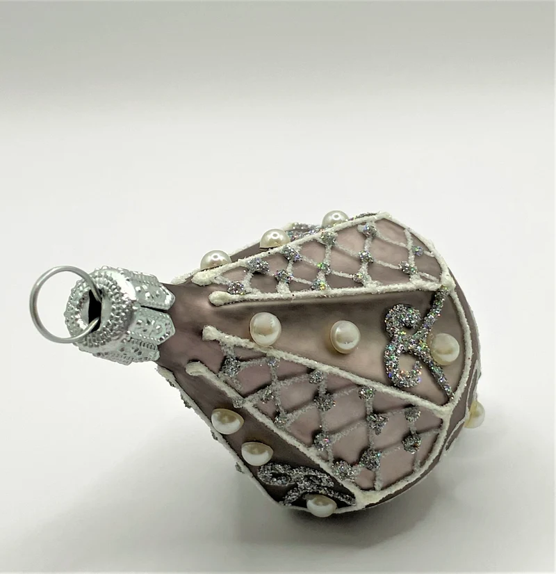 Lampion-Ornament in warmen grau mit Perlen-Dekor