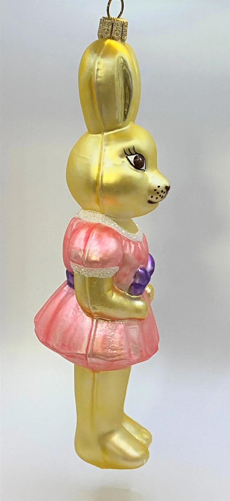 Osterhasen-Mädchen in rosa Kleidchen