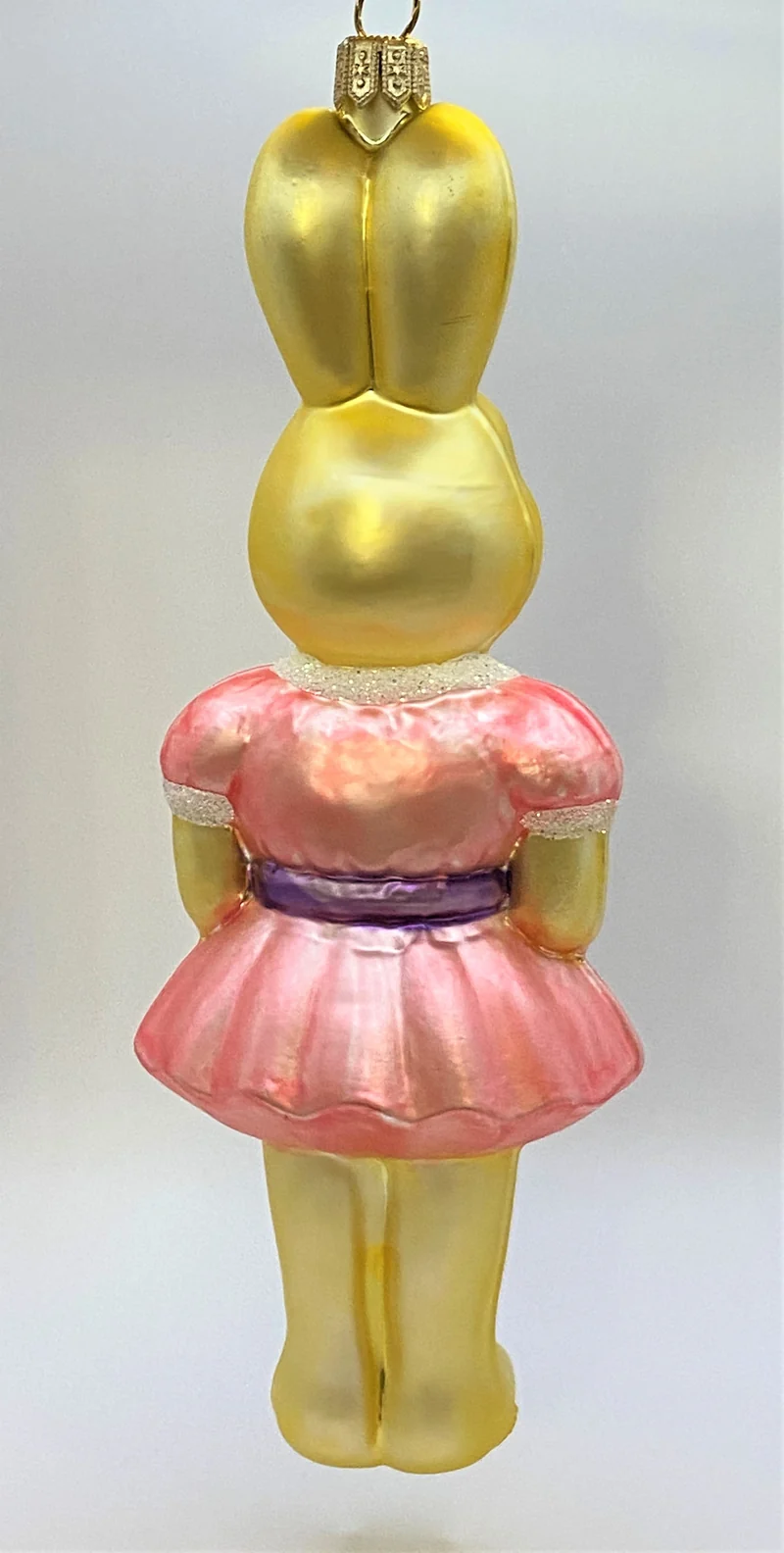 Osterhasen-Mädchen in rosa Kleidchen