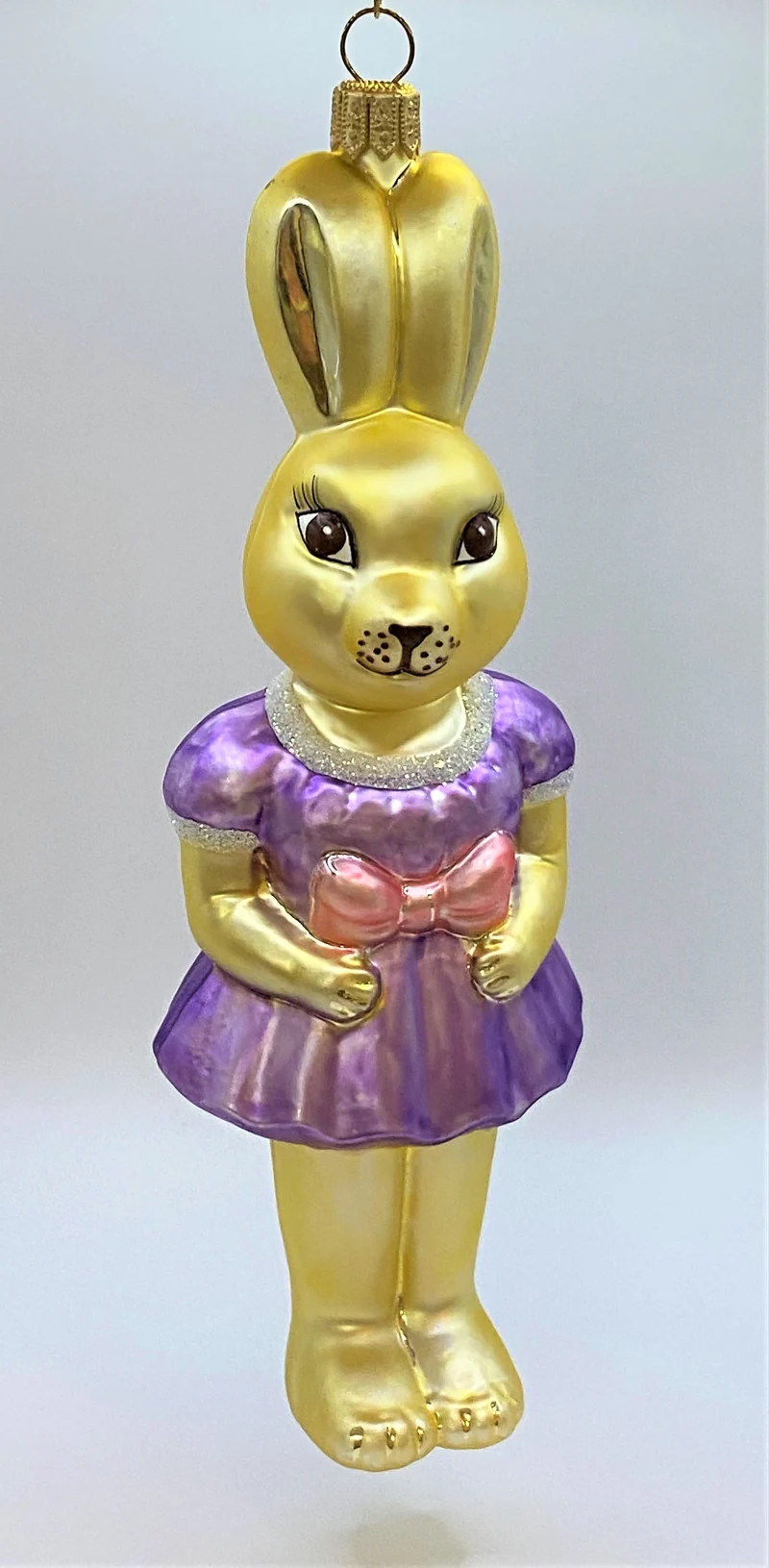 Osterhasen-Mädchen in lila Kleidchen