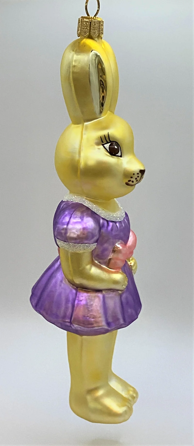 Osterhasen-Mädchen in lila Kleidchen
