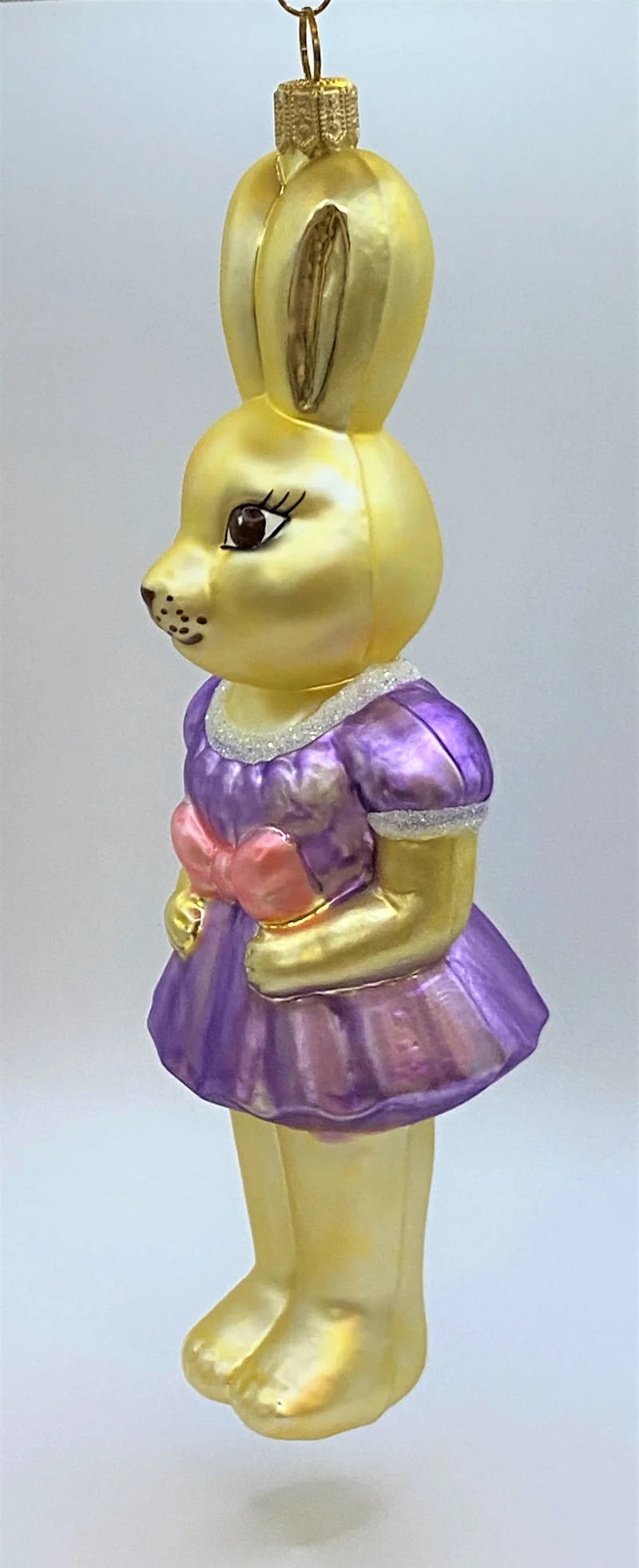 Osterhasen-Mädchen in lila Kleidchen