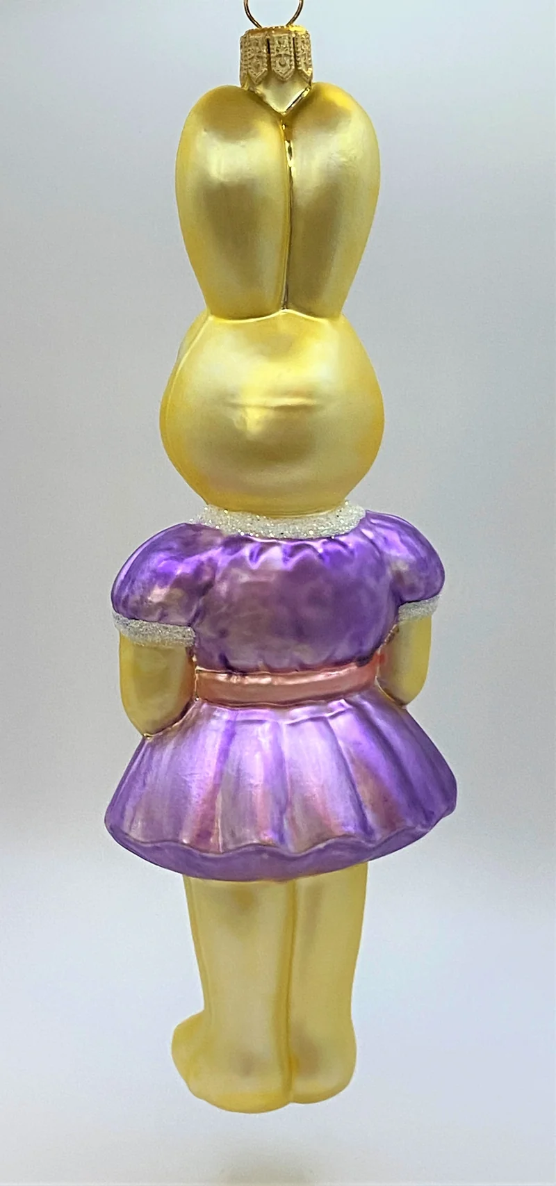 Osterhasen-Mädchen in lila Kleidchen