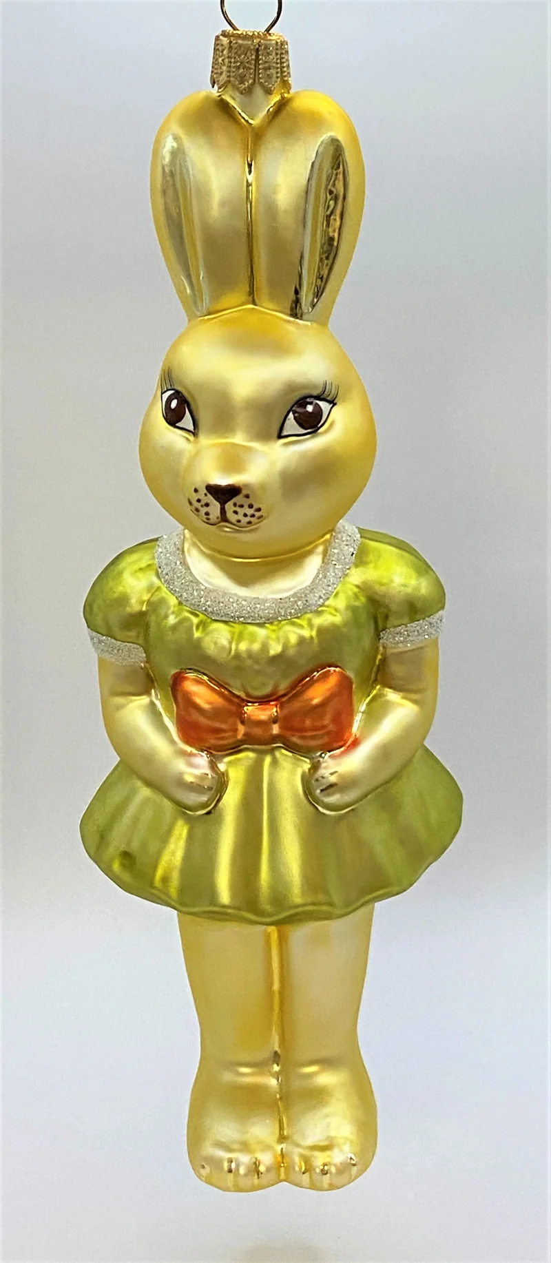 Osterhasen-Mädchen in grünem Kleidchen