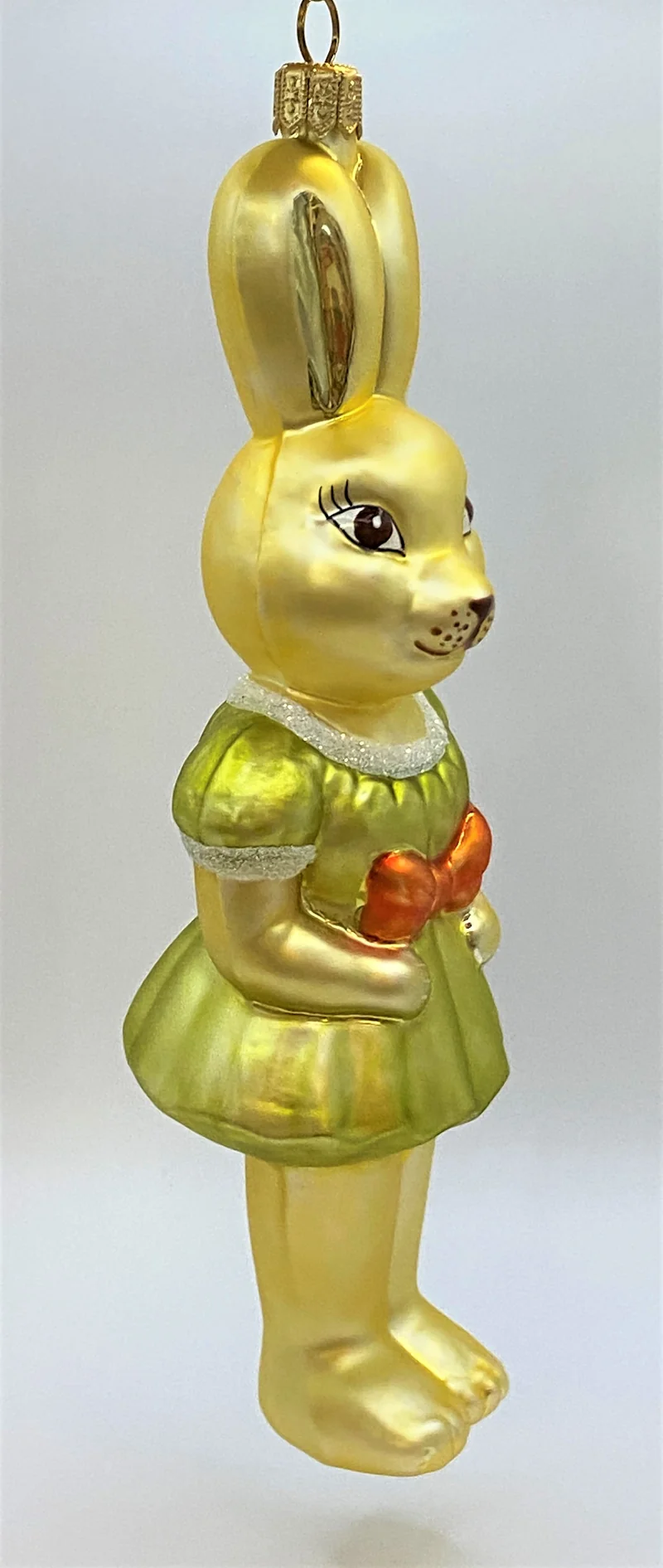 Osterhasen-Mädchen in grünem Kleidchen