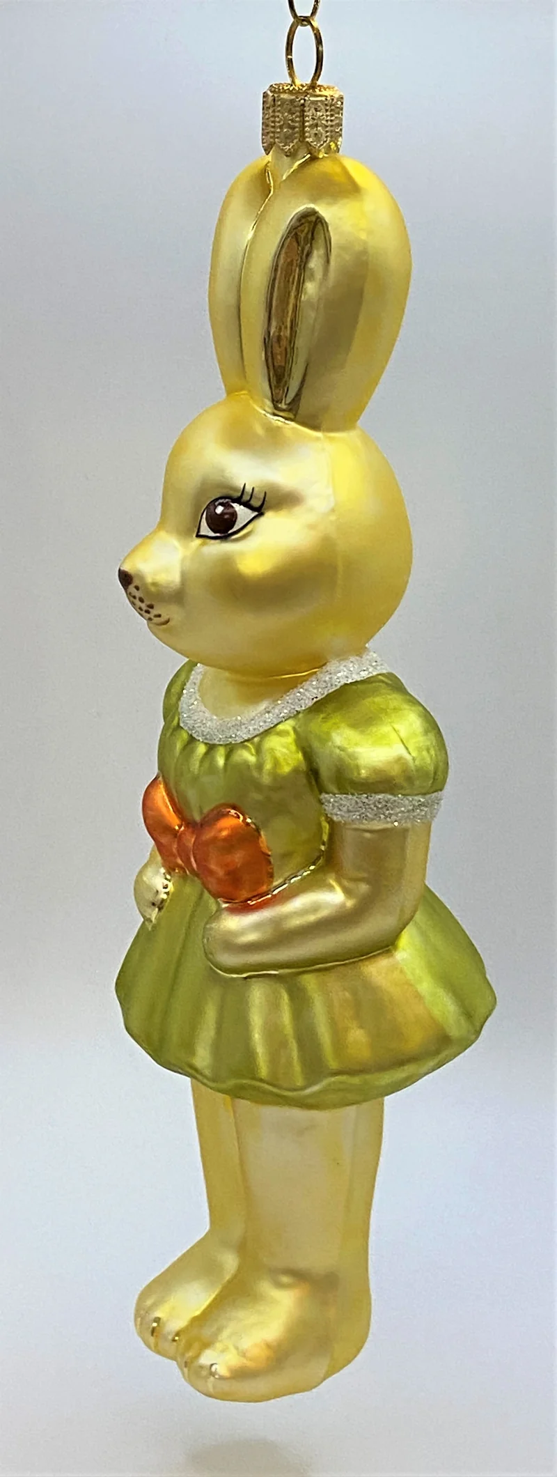 Osterhasen-Mädchen in grünem Kleidchen