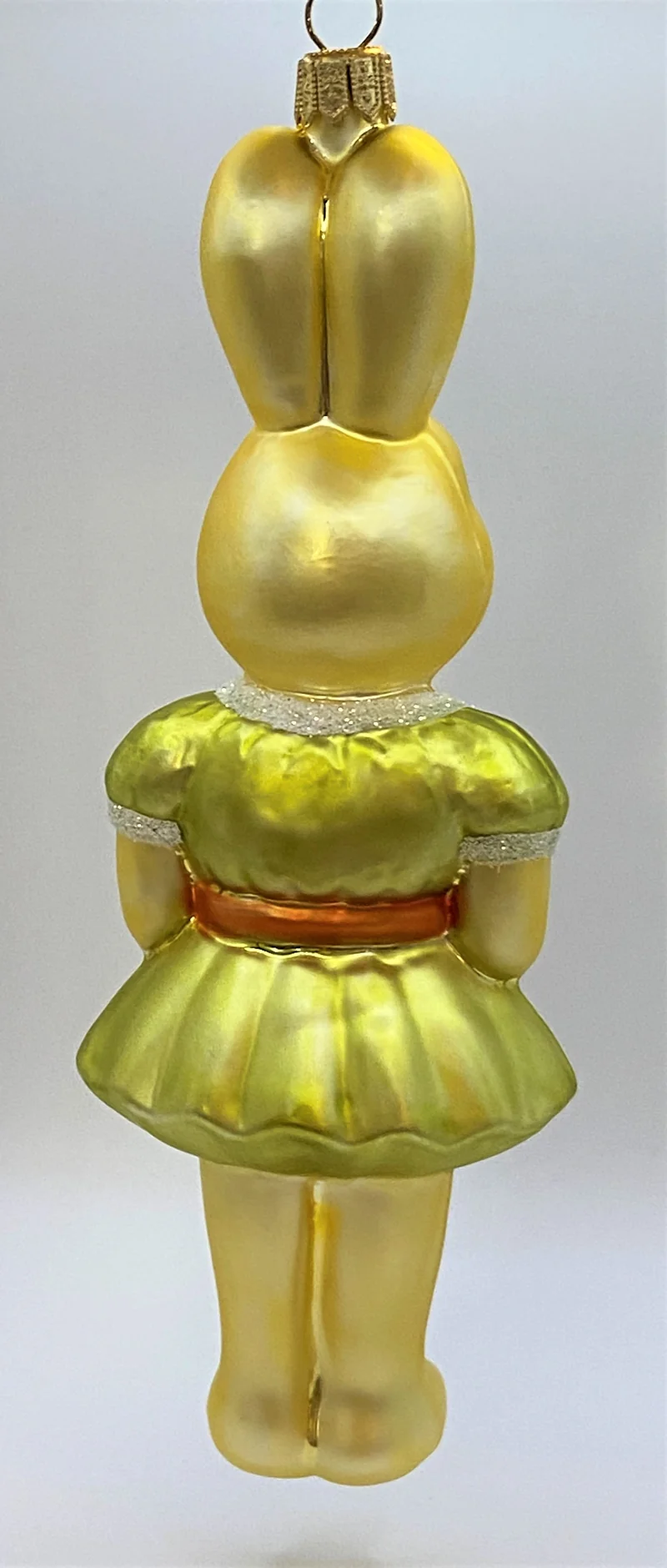Osterhasen-Mädchen in grünem Kleidchen