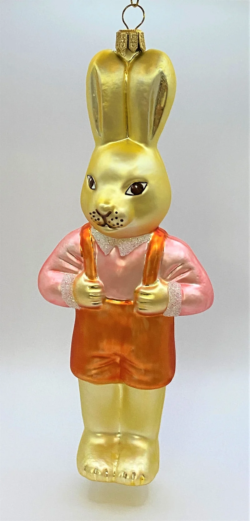 Osterhasen-Junge mit orangen Hosen