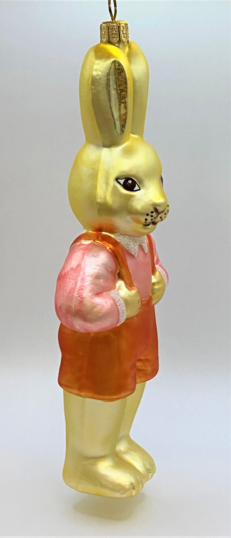 Osterhasen-Junge mit orangen Hosen