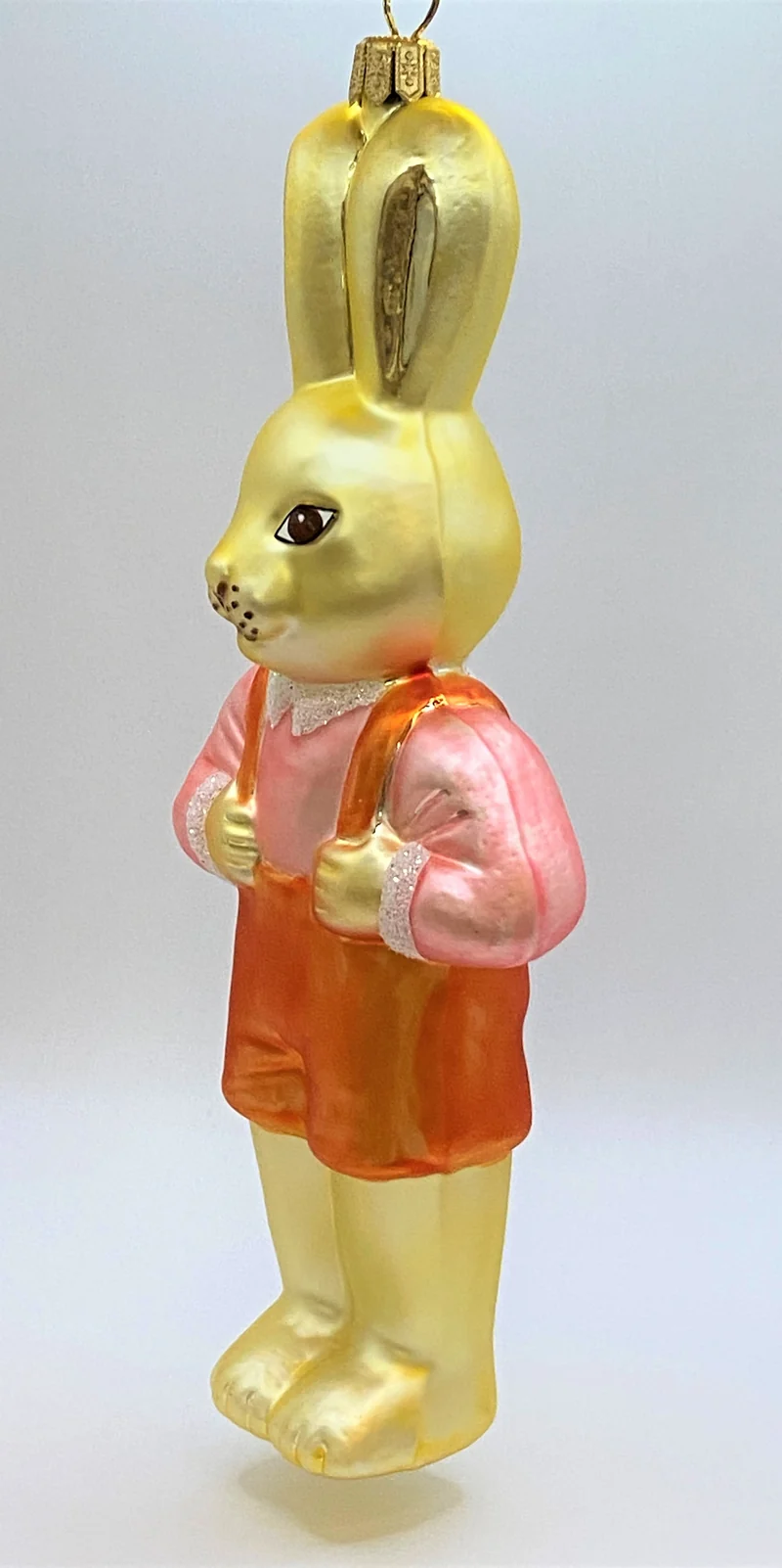 Osterhasen-Junge mit orangen Hosen