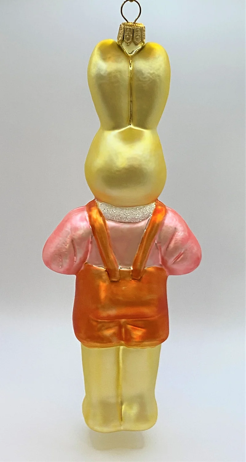 Osterhasen-Junge mit orangen Hosen