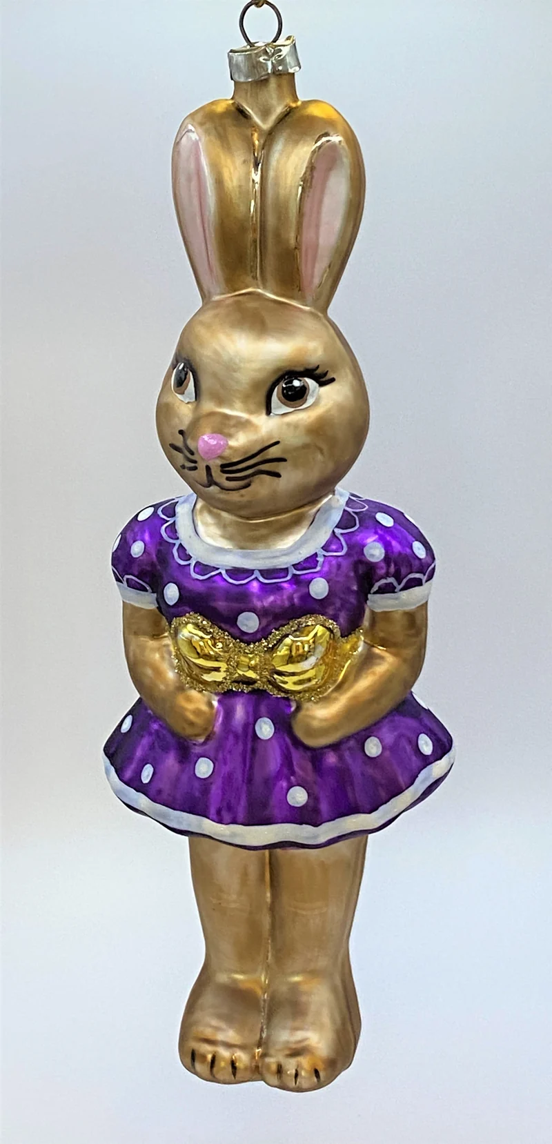 Osterhasen-Mädchen in violettem Kleidchen