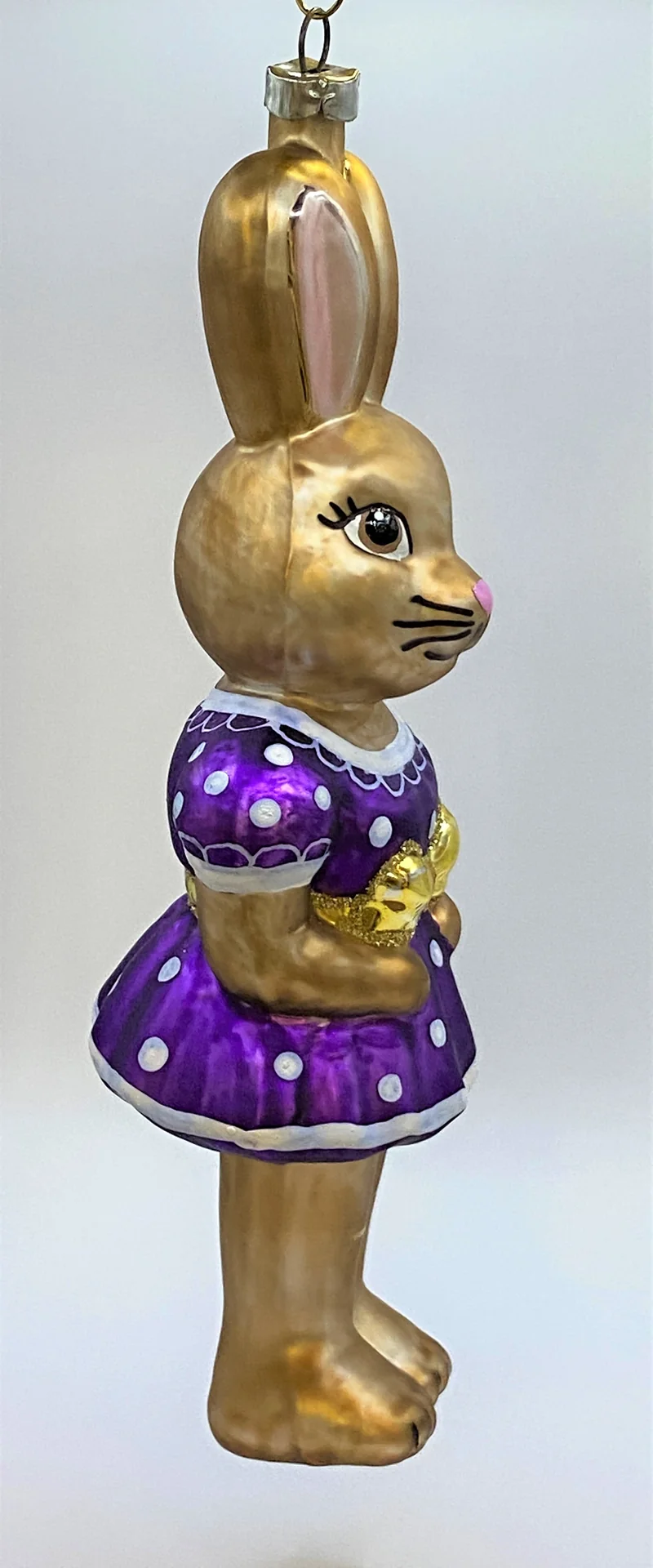 Osterhasen-Mädchen in violettem Kleidchen