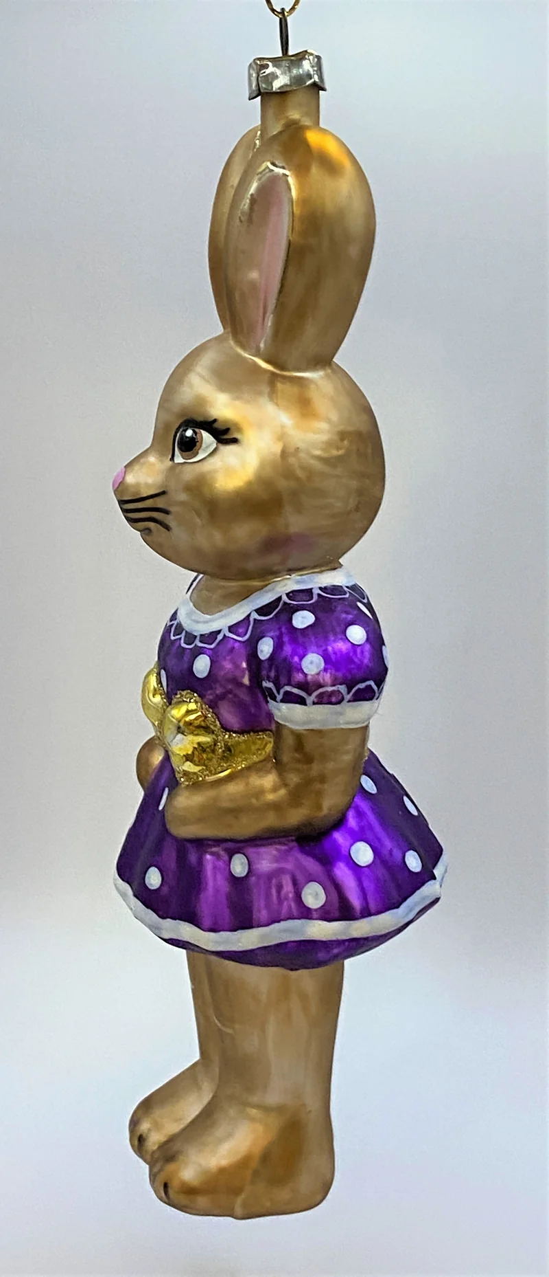 Osterhasen-Mädchen in violettem Kleidchen