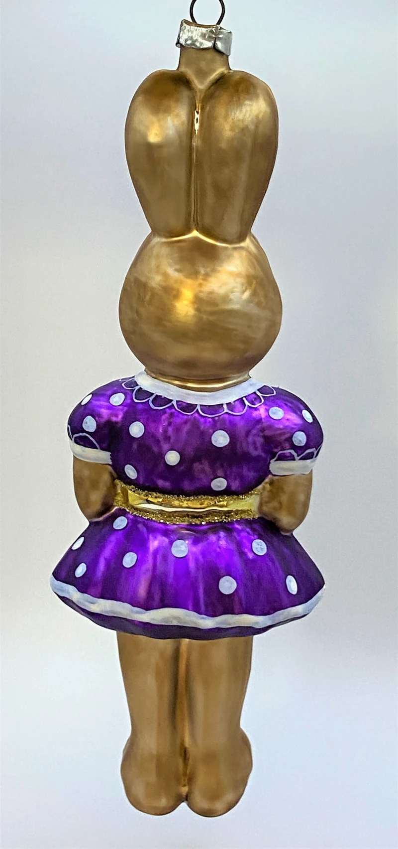 Osterhasen-Mädchen in violettem Kleidchen