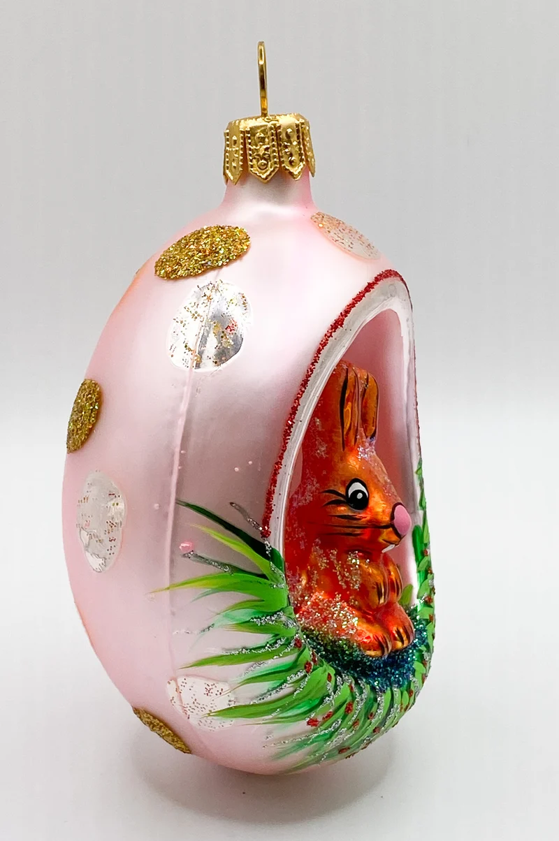 Offenes Osterei rosa mit Hase