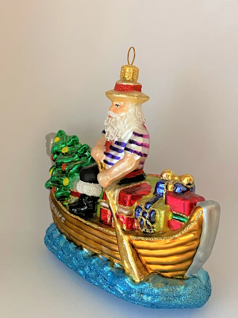 Der Weihnachtsmann in Venedig bringt die Geschenke mit der venezianischen Gondel