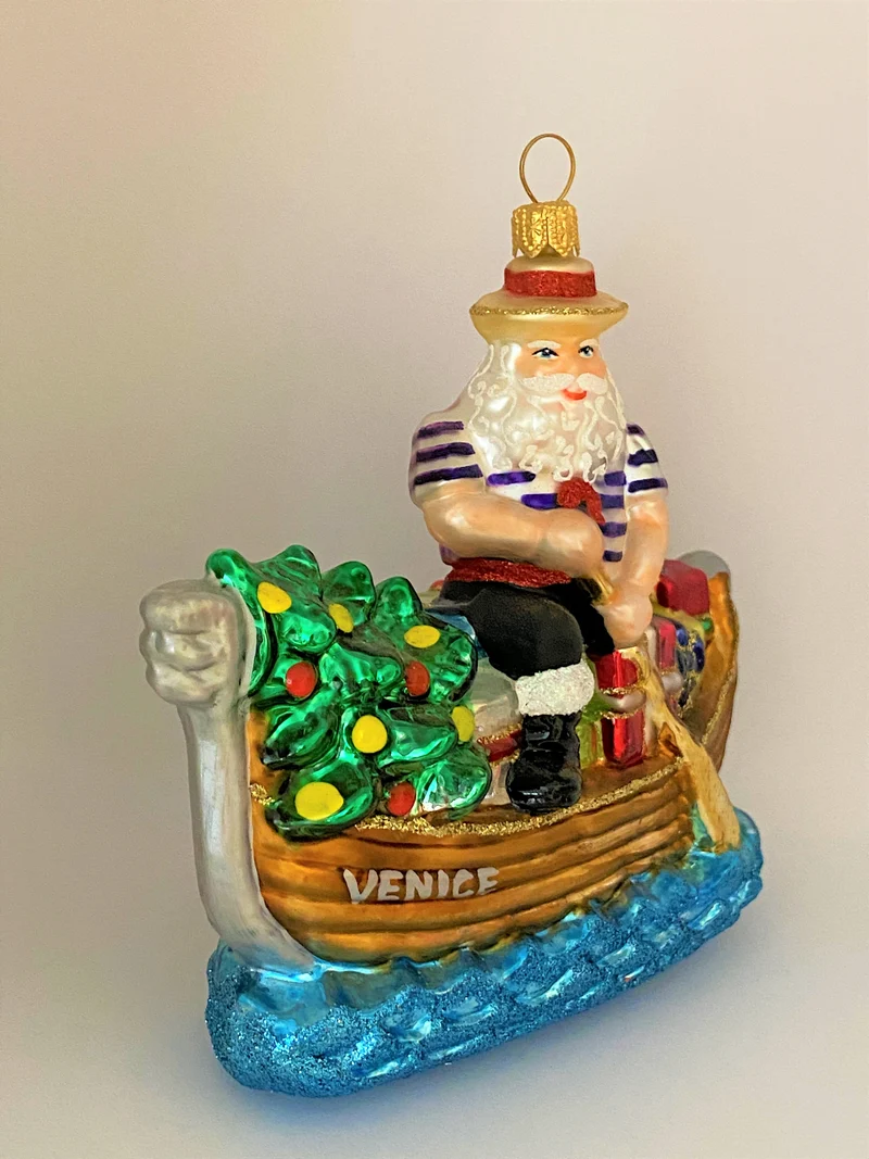 Der Weihnachtsmann in Venedig bringt die Geschenke mit der venezianischen Gondel