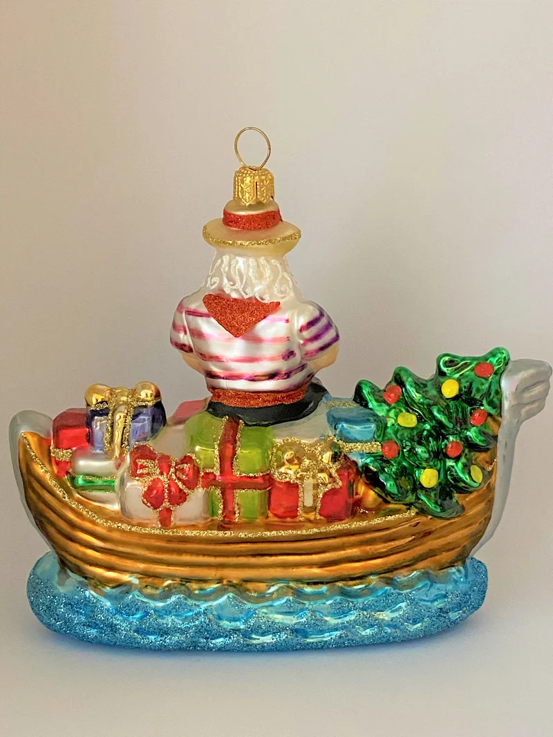 Der Weihnachtsmann in Venedig bringt die Geschenke mit der venezianischen Gondel