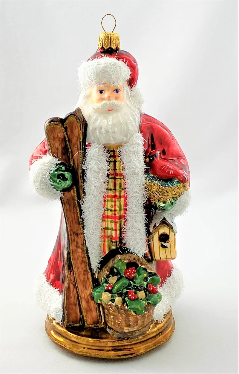 Santa bringt den Kardinal mit den Skiern in den Wald