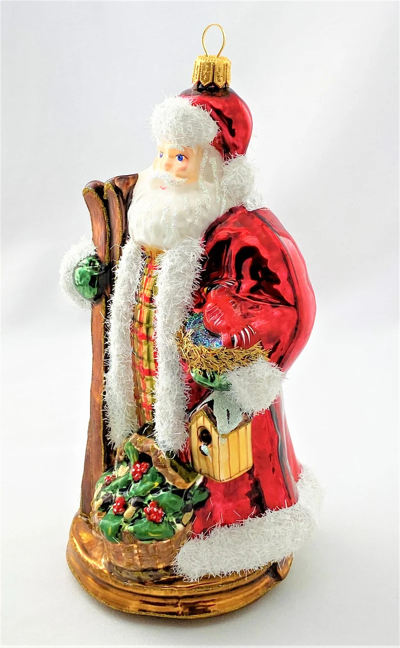 Santa bringt den Kardinal mit den Skiern in den Wald