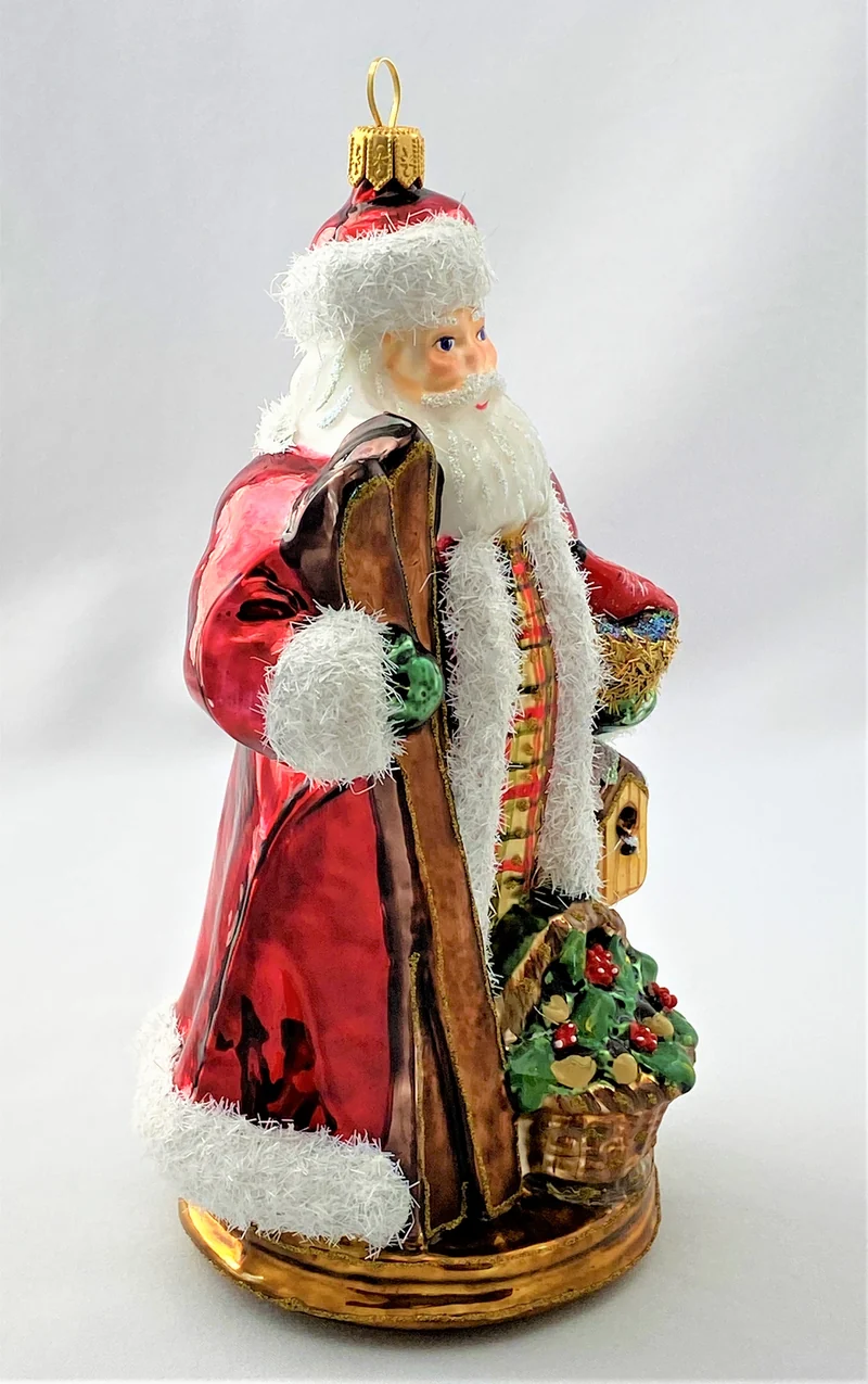 Santa bringt den Kardinal mit den Skiern in den Wald
